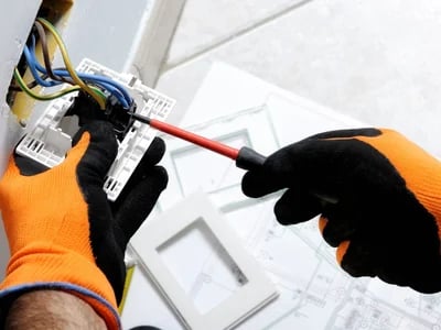 Prüfung elektrischer Anlagen: Schutz von Mensch, Maschine und Umwelt